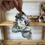 Scrunchie – pastelové květy šedá - druhý obrázek z galerie