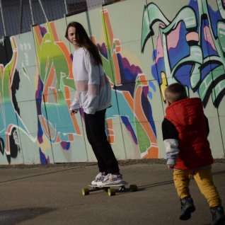 Oversize mikina s prostřihy – šedá - obrázek 1 z galerie