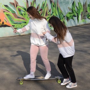 Oversize mikina s prostřihy – šedá - obrázek 2 z galerie