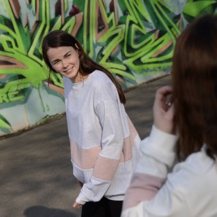Oversize mikina s prostřihy – šedá - obrázek 3 z galerie