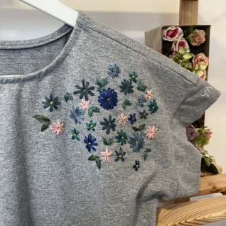 Krátké šaty s páskem – šedá - obrázek 3 z galerie