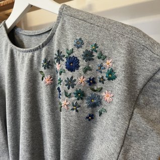 Krátké šaty s páskem – šedá - obrázek 4 z galerie