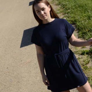 Krátké šaty s páskem – tmavá modrá - obrázek 1 z galerie
