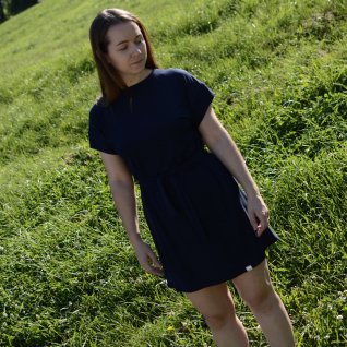 Krátké šaty s páskem – tmavá modrá - obrázek 3 z galerie