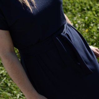 Krátké šaty s páskem – tmavá modrá - obrázek 4 z galerie