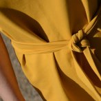 Krátké šaty s páskem – hořčicová - čtvrtý obrázek z galerie