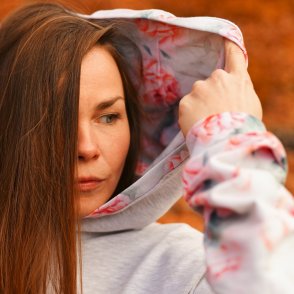 Šaty s květinovými prostřihy – náhled č.3