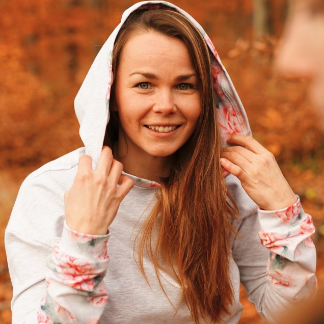 Šaty s květinovými prostřihy – růže