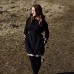 Šaty s květinovými prostřihy – černá