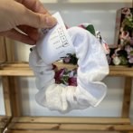 Scrunchie – růže šípková bílá - třetí obrázek z galerie