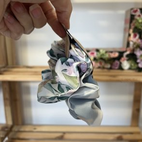 Scrunchie – pastelové květy šedá - druhý obrázek z galerie