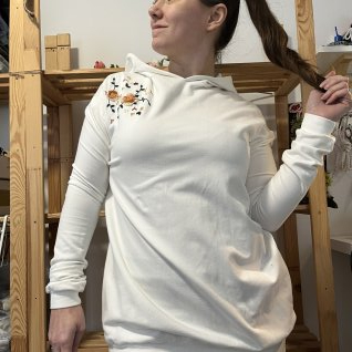 Vyšívaná mikina #007 – krémová - obrázek 2 z galerie