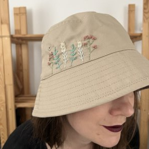 Bavlněný vyšívaný klobouček – písková - první obrázek z galerie