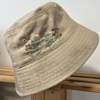 Bavlněný vyšívaný klobouček – písková - třetí obrázek z galerie
