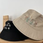 Bavlněný vyšívaný klobouček – písková - čtvrtý obrázek z galerie
