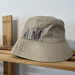 Bavlněný vyšívaný klobouček – písková - druhý obrázek z galerie