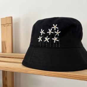 Bavlněný vyšívaný klobouček – černá - druhý obrázek z galerie
