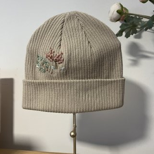 Bavlněná vyšívaná čepice – krémová - obrázek 1 z galerie