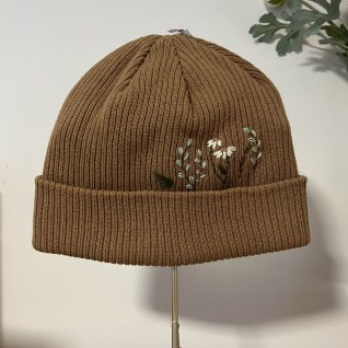 Bavlněná vyšívaná čepice – kávová - obrázek 2 z galerie