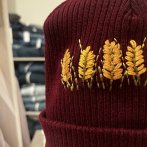 Bavlněná vyšívaná čepice – vínová - čtvrtý obrázek z galerie