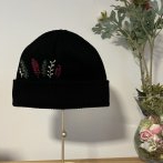 Bavlněná vyšívaná čepice – černá