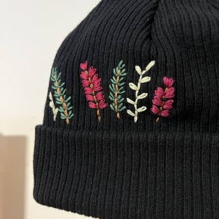 Bavlněná vyšívaná čepice – černá - obrázek 2 z galerie