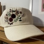 Vyšívaná kšiltovka #010 – krémová