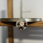 Vyšívaný přívěsek – světle růžová