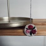 Vyšívaný přívěsek – růžová