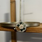 Vyšívaný přívěsek – krémová