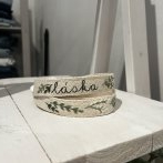 Vyšívaný popruh na telefon – krémová