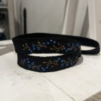 Vyšívaný popruh na telefon – černá s borůvkami