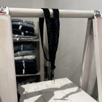 Vyšívaný popruh na telefon – černá s borůvkami - třetí obrázek z galerie