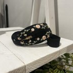 Vyšívaný popruh na telefon – Růže – černá - první obrázek z galerie