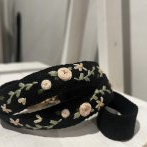 Vyšívaný popruh na telefon – černá s růžemi - druhý obrázek z galerie