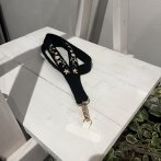 Vyšívaný popruh na telefon – černá s růžemi - třetí obrázek z galerie