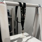 Vyšívaný popruh na telefon – černá s růžemi - čtvrtý obrázek z galerie