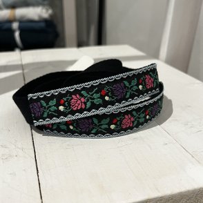 Vyšívaný popruh na telefon – černá stuha - první obrázek z galerie