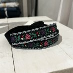 Vyšívaný popruh na telefon – černá stuha