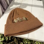 Bavlněná vyšívaná čepice – karamelovo růžová