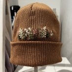 Bavlněná vyšívaná čepice – karamelovo růžová - druhý obrázek z galerie