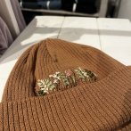 Bavlněná vyšívaná čepice – karamelovo růžová - třetí obrázek z galerie