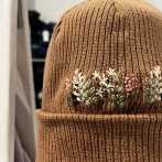 Bavlněná vyšívaná čepice – karamelovo růžová - čtvrtý obrázek z galerie