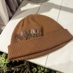 Bavlněná vyšívaná čepice – karamelovo fialová