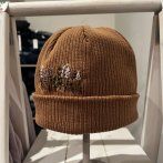 Bavlněná vyšívaná čepice – karamelovo fialová - druhý obrázek z galerie