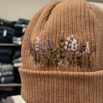 Bavlněná vyšívaná čepice – karamelovo fialová - třetí obrázek z galerie