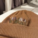 Bavlněná vyšívaná čepice – karamelovo fialová - čtvrtý obrázek z galerie