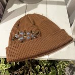 Bavlněná vyšívaná čepice – karamelovo modrá