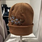 Bavlněná vyšívaná čepice – karamelovo modrá - druhý obrázek z galerie