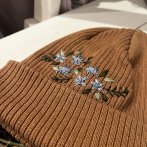 Bavlněná vyšívaná čepice – karamelovo modrá - třetí obrázek z galerie